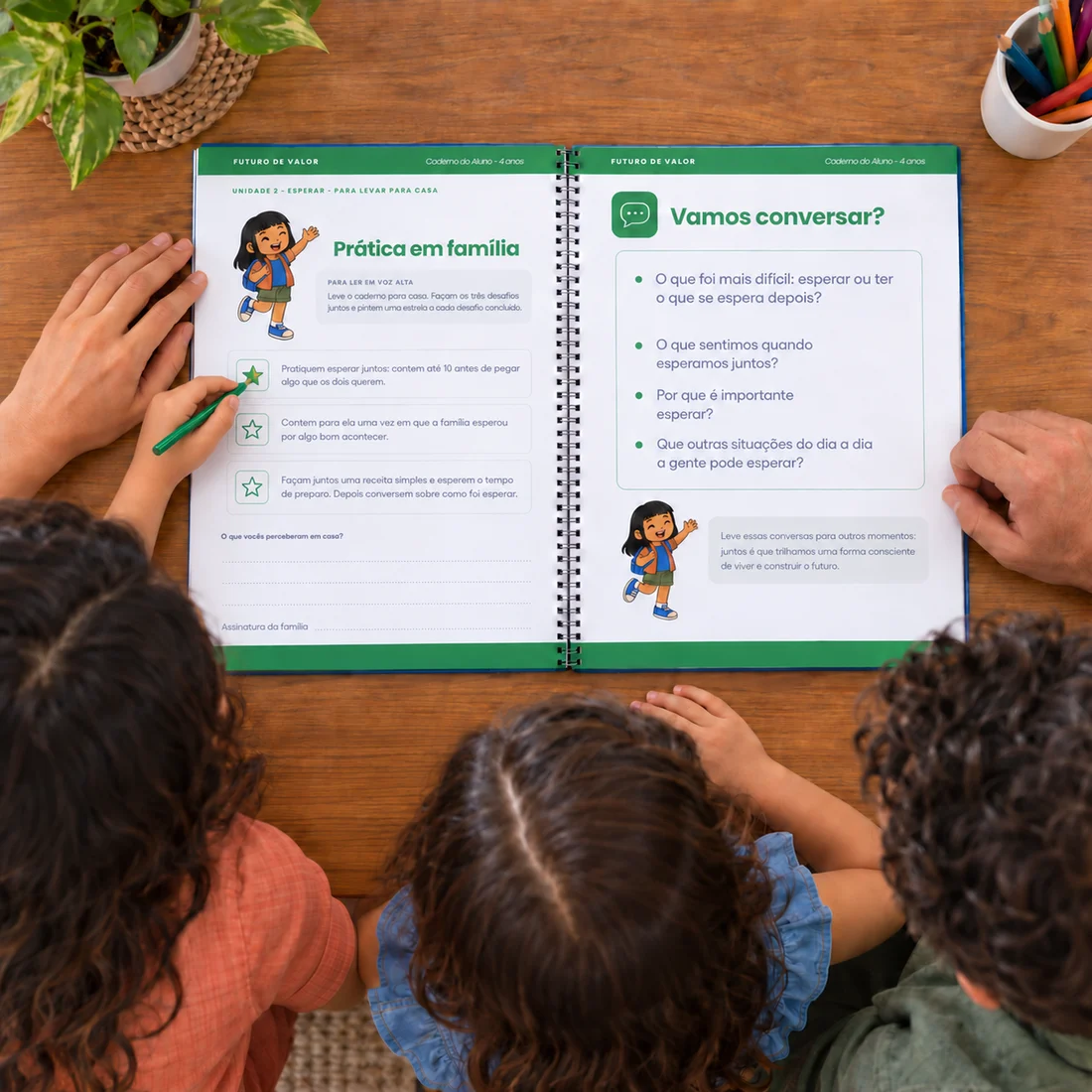Pai, mãe e filha em volta do Caderno do Aluno, na mesa de casa